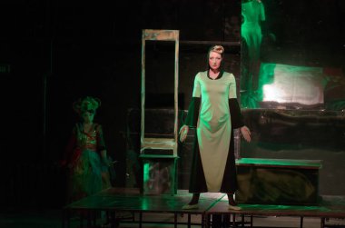 DNIPROPETROVSK, UKRAINE - 26 Mart 2016: Dnipropetrovsk Gençlik Tiyatrosu Küçük Sahnesi üyeleri tarafından ölüme kadar aşk gösterisi.