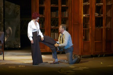 DNEPROPETROVSK, UKRAINE - 4 Temmuz: Dnepropetrovsk Devlet Tiyatrosu Üyeleri 4 Temmuz 2014 tarihinde Dnepropetrovsk, Ukrayna 'da MAKROPULOS AFFair' i sahneledi.