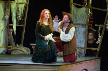 DNIPROPETROVSK, UKRAINE - 21 Kasım 2015: Nadezhda Petrenko ve Vladimir Kosonog Dnipropetrovsk Gençlik Tiyatrosu VERIM 'de DULCINEA TOBOSSKAYA' yı sahneledi.