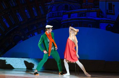 DNIPROPETROVSK, UKRAINE - 9 Ekim: Dnepropetrovsk Devlet Opera ve Bale Tiyatrosu Üyeleri 9 Ekim 2014 'te Dnepropetrovsk, Ukrayna' da FOXTROT 12..