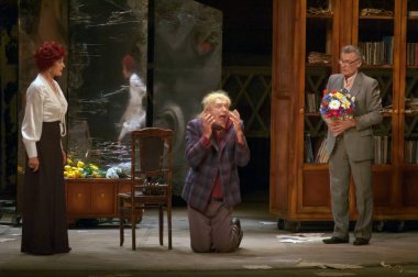 DNEPROPETROVSK, UKRAINE - 4 Temmuz: Dnepropetrovsk Devlet Tiyatrosu Üyeleri 4 Temmuz 2014 tarihinde Dnepropetrovsk, Ukrayna 'da MAKROPULOS AFFair' i sahneledi.