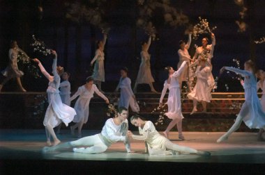 DNEPROPETROVSK, UKRAINE NOVEMBER 9: Dnepropetrovsk Devlet Opera ve Bale Tiyatrosu üyeleri 9 Kasım 2013 'te Ukrayna' nın Dnepropetrovsk kentinde Romeo ve Juliet gösterisi yaptılar.