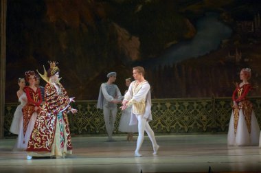 DNEPROPETROVSK, UKRAINE - 29 Mart 2014 'te Dnepropetrovsk, Ukrayna' da Dnepropetrovsk Opera ve Bale Tiyatrosu tarafından sahnelenen Kuğu Gölü balesi