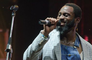 DNIPRO, UKRAINE - 11 Eylül 2016: Jazz vokalisti ve caz grubu The Shakes Michael Mwenso, Dinyeper 'daki Jazz on the Dinyeper festivalinde sahne aldı