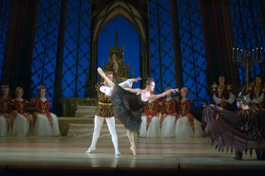 DNEPROPETROVSK, UKRAINE - 29 Mart 2014 'te Dnepropetrovsk, Ukrayna' da Dnepropetrovsk Opera ve Bale Tiyatrosu tarafından sahnelenen Kuğu Gölü balesi
