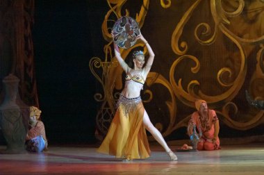 DNEPROPETROVSK, UKRAINE - 20 Haziran 2013: Dnepropetrovsk Devlet Opera ve Bale Tiyatrosu üyeleri 20 Haziran 2013 'te Dnepropetrovsk, Ukrayna' da BİR THOUSAND VE BİR GECE sahneledi 