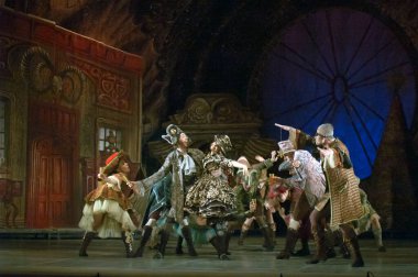 DNEPROPETROVSK, UKRAINE - 7 Aralık 2013 'te Ukrayna' nın Dnepropetrovsk kentindeki Devlet Opera ve Bale Tiyatrosu 'nda KYIV MODERN Ballet üyeleri NUTKRACER' i sahneledi.