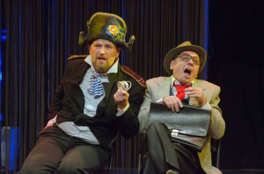 DNIPROPETROVSK, UKRAINE - 25 Ekim 2015: Maxim Ryapulov (L) ve Vladimir Kosonogov Dnipropetrovsk Gençlik Tiyatrosu VERIM 'de RAVEN performansı sergilediler.