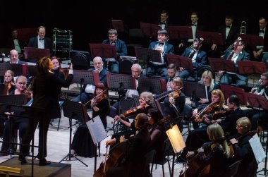 DNIPRO, UKRAINE - 15 Şubat 2018: Senfoni Orkestrası Üyeleri - ana orkestra şefi Natalia Ponomarchuk Antonin Dvorak tarafından seslendirilen