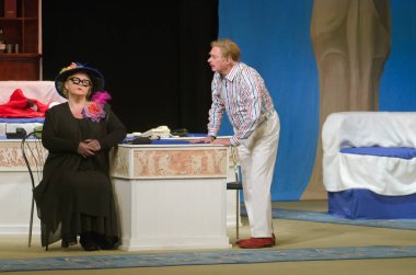 DNIPROPETROVSK, UKRAINE - 30 Ekim 2015: Elena Volodin ve Jean Melnikov gösteri Dnipropetrovsk Devlet Tiyatrosu 'nda bir yalancıya ihtiyaç var.