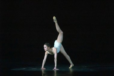 DNEPROPETROVSK, UKRAINE - 9 Mart: Dnepropetrovsk Devlet Opera ve Bale Tiyatrosu üyeleri 9 Mart 2014 'te Dnepropetrovsk, Ukrayna' da ZAKULISIE 'i sahneledi..