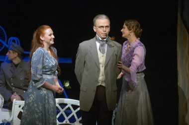 DNIPROPETROVSK, UKRAINE - 31 Mart: Dnepropetrovsk Gençlik Tiyatrosu üyeleri Verim, 31 Mart 2013 tarihinde Ukrayna 'nın Dnipropetrovsk kentinde martı sahneledi 