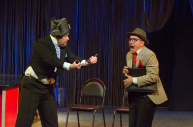 DNIPROPETROVSK, UKRAINE - 25 Ekim 2015: Maxim Ryapulov (L) ve Vladimir Kosonogov Dnipropetrovsk Gençlik Tiyatrosu VERIM 'de RAVEN performansı sergilediler.