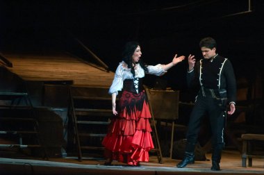 DNEPROPETROVSK, UKRAINE - 1 Haziran: Dnepropetrovsk Devlet Opera ve Bale Tiyatrosu üyeleri 1 Haziran 2014 'te Dnepropetrovsk, Ukrain' de CARMEN gösterisi yaptılar