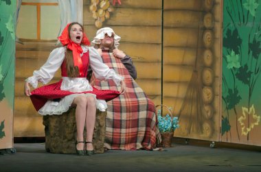 DNIPROPETROVSK, UKRAINE - 14 Haziran 2015: Dnipropetrovsk Devlet Tiyatrosu üyeleri Meraklı Kırmızı Başlıklı Kız 'ı sahneledi.