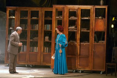 DNEPROPETROVSK, UKRAINE - 4 Temmuz: Dnepropetrovsk Devlet Tiyatrosu Üyeleri 4 Temmuz 2014 tarihinde Dnepropetrovsk, Ukrayna 'da MAKROPULOS AFFair' i sahneledi.