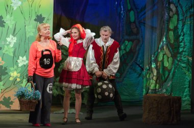 DNIPROPETROVSK, UKRAINE - 14 Haziran 2015: Dnipropetrovsk Devlet Tiyatrosu üyeleri Meraklı Kırmızı Başlıklı Kız 'ı sahneledi.