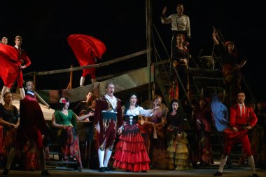 DNEPROPETROVSK, UKRAINE - 1 Haziran: Dnepropetrovsk Devlet Opera ve Bale Tiyatrosu üyeleri 1 Haziran 2014 'te Dnepropetrovsk, Ukrain' de CARMEN gösterisi yaptılar