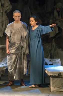 DNIPROPETROVSK, UKRAINE - 16 Mart 2013 'te Dnepropetrovsk Belediye Gençlik Tiyatrosu üyeleri Ukrayna' nın Dnipropetrovsk kentinde Rufinus ve Priscilla 'yı sahneledi. 