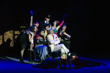 DNIPROPETROVSK, UKRAINE - 15 Kasım 2014: Dnepropetrovsk Devlet Tiyatrosu Üyeleri, 15 Kasım 2014 tarihinde Dnipropetrovsk, Ukrayna 'da bir günlük bir performans sergilediler