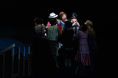 DNIPROPETROVSK, UKRAINE - 15 Kasım 2014: Dnepropetrovsk Devlet Tiyatrosu Üyeleri, 15 Kasım 2014 tarihinde Dnipropetrovsk, Ukrayna 'da bir günlük bir performans sergilediler