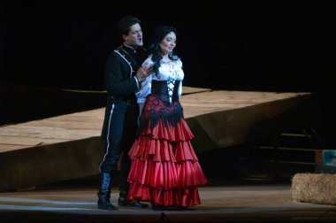 DNEPROPETROVSK, UKRAINE - 1 Haziran: Dnepropetrovsk Devlet Opera ve Bale Tiyatrosu üyeleri 1 Haziran 2014 'te Dnepropetrovsk, Ukrain' de CARMEN gösterisi yaptılar