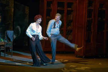 DNEPROPETROVSK, UKRAINE - 4 Temmuz: Dnepropetrovsk Devlet Tiyatrosu Üyeleri 4 Temmuz 2014 tarihinde Dnepropetrovsk, Ukrayna 'da MAKROPULOS AFFair' i sahneledi.