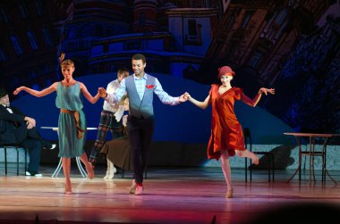 DNIPROPETROVSK, UKRAINE - 9 Ekim: Dnepropetrovsk Devlet Opera ve Bale Tiyatrosu Üyeleri 9 Ekim 2014 'te Dnepropetrovsk, Ukrayna' da FOXTROT 12..