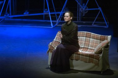 DNIPROPETROVSK, UKRAINE - 31 Mart: Dnepropetrovsk Gençlik Tiyatrosu üyeleri Verim, 31 Mart 2013 tarihinde Ukrayna 'nın Dnipropetrovsk kentinde martı sahneledi 