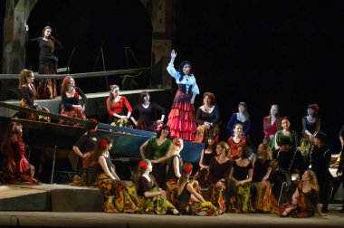 DNEPROPETROVSK, UKRAINE - 1 Haziran: Dnepropetrovsk Devlet Opera ve Bale Tiyatrosu üyeleri 1 Haziran 2014 'te Dnepropetrovsk, Ukrain' de CARMEN gösterisi yaptılar