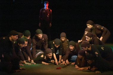 DNIPROPETROVSK, UKRAINI - 20 HAZİRAN: Dnepropetrovsk Gençlik Tiyatrosu Verim üyeleri 20 Ocak 2013 'te Dnepropetrovsk, Ukrayna' da 