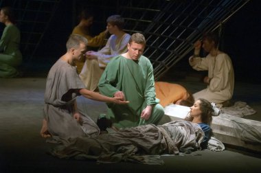 DNIPROPETROVSK, UKRAINE - 16 Mart 2013 'te Dnepropetrovsk Belediye Gençlik Tiyatrosu üyeleri Ukrayna' nın Dnipropetrovsk kentinde Rufinus ve Priscilla 'yı sahneledi. 