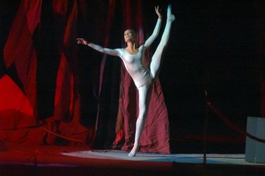 DNEPROPETROVSK, UKRAINE - FEBRUARY 1: Balerin Julia Zakharenko 1 Şubat 2014 tarihinde Dnepropetrovsk, Ukrayna 'da Devlet Opera ve Bale Tiyatrosu' nda PAGLIACCI performansı sergiledi.