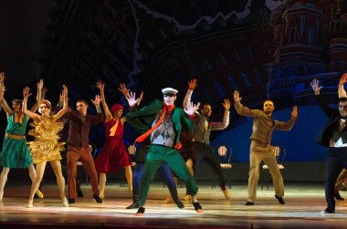 DNIPROPETROVSK, UKRAINE - 9 Ekim: Dnepropetrovsk Devlet Opera ve Bale Tiyatrosu Üyeleri 9 Ekim 2014 'te Dnepropetrovsk, Ukrayna' da FOXTROT 12..