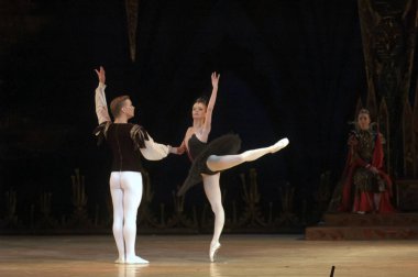 DNIPROPETROVSK, UKRAINE - 28 Aralık 2012 'de Ukrayna' nın Dnipropetrovsk kentinde Dnepropetrovsk Opera ve Bale Tiyatrosu tarafından sahnelenen Kuğu Gölü balesi.