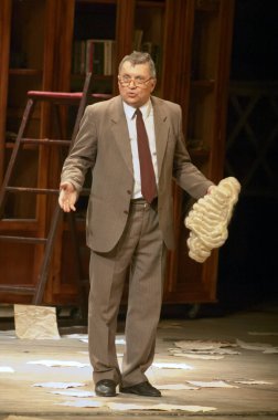 DNEPROPETROVSK, UKRAINE - 4 Temmuz: Dnepropetrovsk Devlet Tiyatrosu Üyeleri 4 Temmuz 2014 tarihinde Dnepropetrovsk, Ukrayna 'da MAKROPULOS AFFair' i sahneledi.