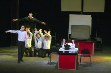 DNIPROPETROVSK, UKRAINE - 1 Mart: Dnepropetrovsk Gençlik Tiyatrosu Üyeleri VERIM 1 Mart 2015 tarihinde Dnipropetrovsk, Ukrayna 'da RAVEN' i sahneledi