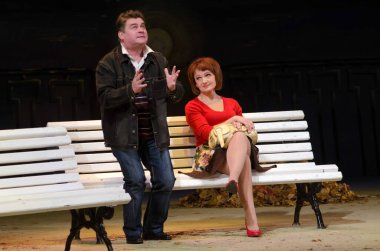 DNIPROPETROVSK, UKRAINE - 13 ARALIK: Dnepropetrovsk Devlet Tiyatrosu üyeleri 13 Aralık 2014 'te Dnipropetrovsk, Ukrayna' da BENCH 'i sahneledi