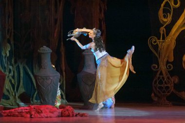 DNEPROPETROVSK, UKRAINE - 20 Haziran 2013: Dnepropetrovsk Devlet Opera ve Bale Tiyatrosu üyeleri 20 Haziran 2013 'te Dnepropetrovsk, Ukrayna' da BİR THOUSAND VE BİR GECE sahneledi 