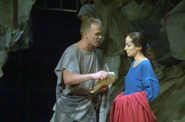 DNIPROPETROVSK, UKRAINE - 16 Mart 2013 'te Dnepropetrovsk Belediye Gençlik Tiyatrosu üyeleri Ukrayna' nın Dnipropetrovsk kentinde Rufinus ve Priscilla 'yı sahneledi. 