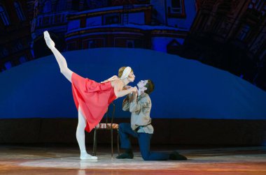 DNIPROPETROVSK, UKRAINE - 10 Ekim: Dnepropetrovsk Devlet Opera ve Bale Tiyatrosu Üyeleri 10 Ekim 2014 tarihinde Dnepropetrovsk, Ukrayna 'da FOXTROT 12 CHAIRS' ı sahneledi..