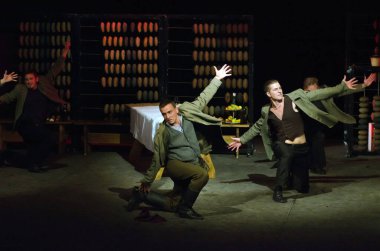 DNIPROPETROVSK, UKRAINE - NOVEMBER 1: Dnipropetrovsk Gençlik Tiyatrosu Üyeleri VERIM 1 Kasım 2014 tarihinde Dnipropetrovsk, Ukrayna 'da PLUM' u sahneledi