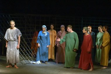 DNIPROPETROVSK, UKRAINE - 16 Mart 2013 'te Dnepropetrovsk Belediye Gençlik Tiyatrosu üyeleri Ukrayna' nın Dnipropetrovsk kentinde Rufinus ve Priscilla 'yı sahneledi. 