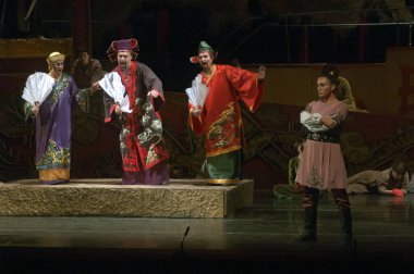 DNEPROPETROVSK, UKRAINE ECTOBER 26: Dnepropetrovsk Devlet Opera ve Bale Tiyatrosu üyeleri 26 Ekim 2013 'te Ukrayna' nın Dnepropetrovsk kentinde Puccini operasını sahnelediler.