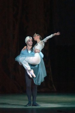 DNEPROPETROVSK, UKRAINE - 20 Haziran 2013: Dnepropetrovsk Devlet Opera ve Bale Tiyatrosu üyeleri 20 Haziran 2013 'te Dnepropetrovsk, Ukrayna' da BİR THOUSAND VE BİR GECE sahneledi 