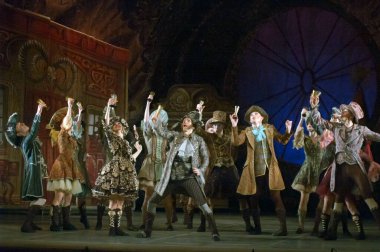 DNEPROPETROVSK, UKRAINE - 7 Aralık 2013 'te Ukrayna' nın Dnepropetrovsk kentindeki Devlet Opera ve Bale Tiyatrosu 'nda KYIV MODERN Ballet üyeleri NUTKRACER' i sahneledi.