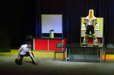 DNIPROPETROVSK, UKRAINE - 1 Mart: Dnepropetrovsk Gençlik Tiyatrosu Üyeleri VERIM 1 Mart 2015 tarihinde Dnipropetrovsk, Ukrayna 'da RAVEN' i sahneledi