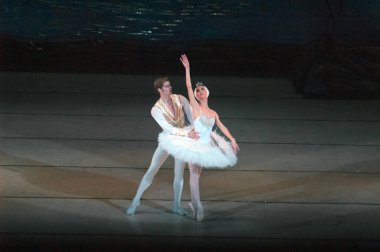 DNEPROPETROVSK, UKRAINE - 27 Nisan: Dnepropetrovsk Opera ve Bale Tiyatrosu tarafından 27 Nisan 2014 'te Dnepropetrovsk, Ukrayna' da gerçekleştirilen Kuğu Gölü balesi