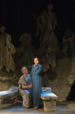 DNIPROPETROVSK, UKRAINE - 16 Mart 2013 'te Dnepropetrovsk Belediye Gençlik Tiyatrosu üyeleri Ukrayna' nın Dnipropetrovsk kentinde Rufinus ve Priscilla 'yı sahneledi. 