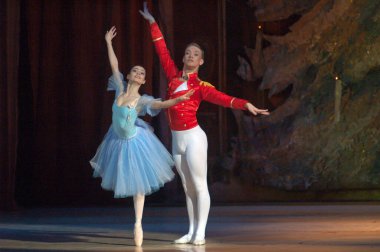 DNEPROPETROVSK, UKRAINE - 30 Aralık 2012 'de Dnepropetrovsk, Ukrayna' da Dnepropetrovsk Opera ve Bale Tiyatrosu tarafından gerçekleştirilen fındıkkıran balesi. 